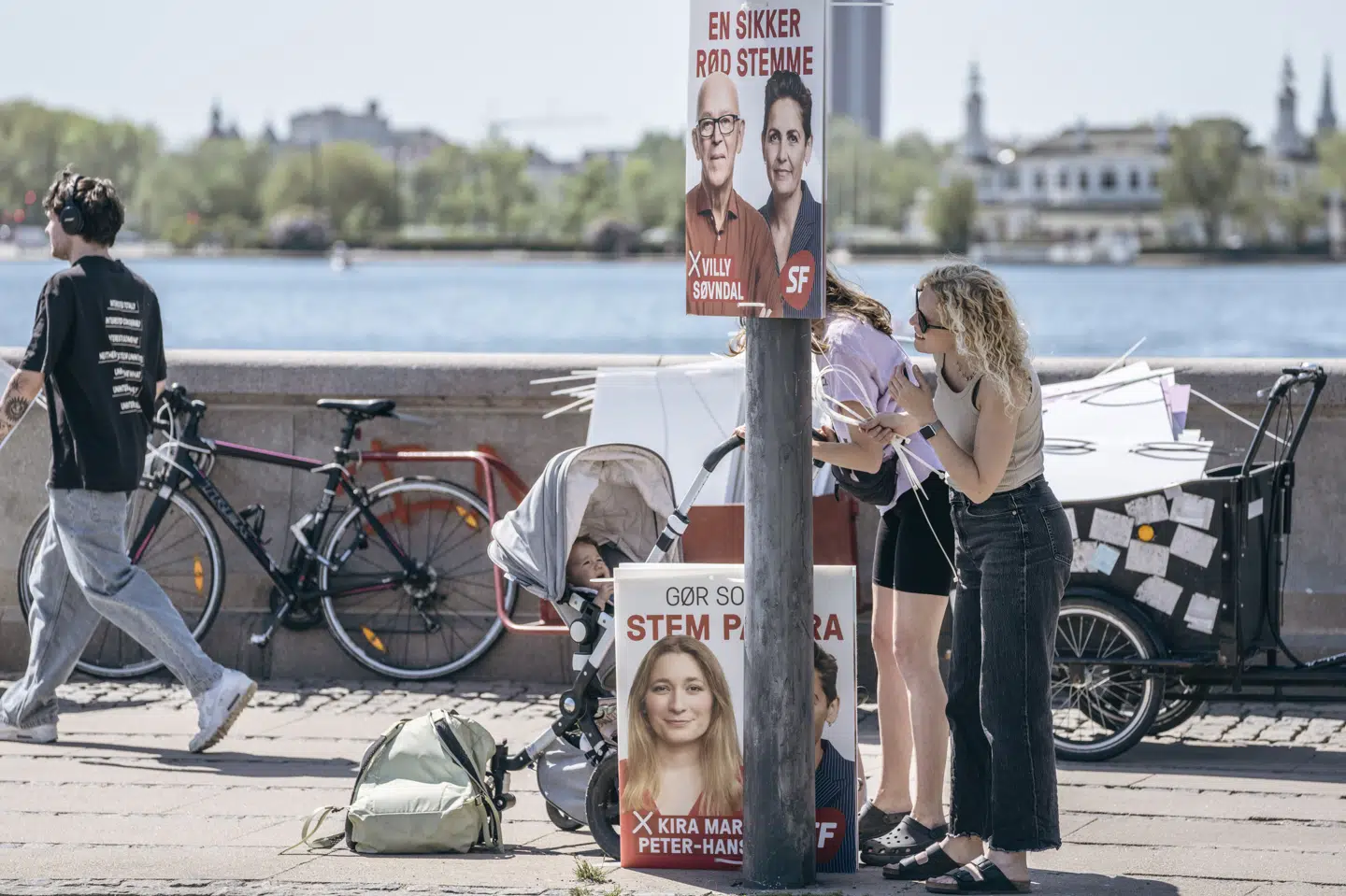 Lørdag klokken 12 blev det tilladt at hænge valgplakater op.