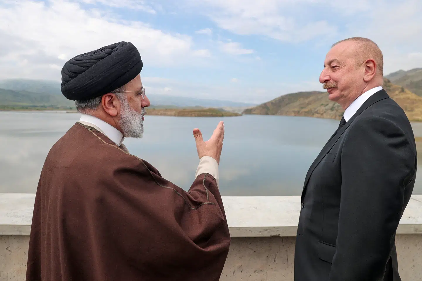 Irans præsident, Ebrahim Raisi (til venstre, red.), ses her med Aserbajdsjans præsident, Ilham Aliyev, under besøg ved dæmning i grænseregion søndag før helikopterulykke.
