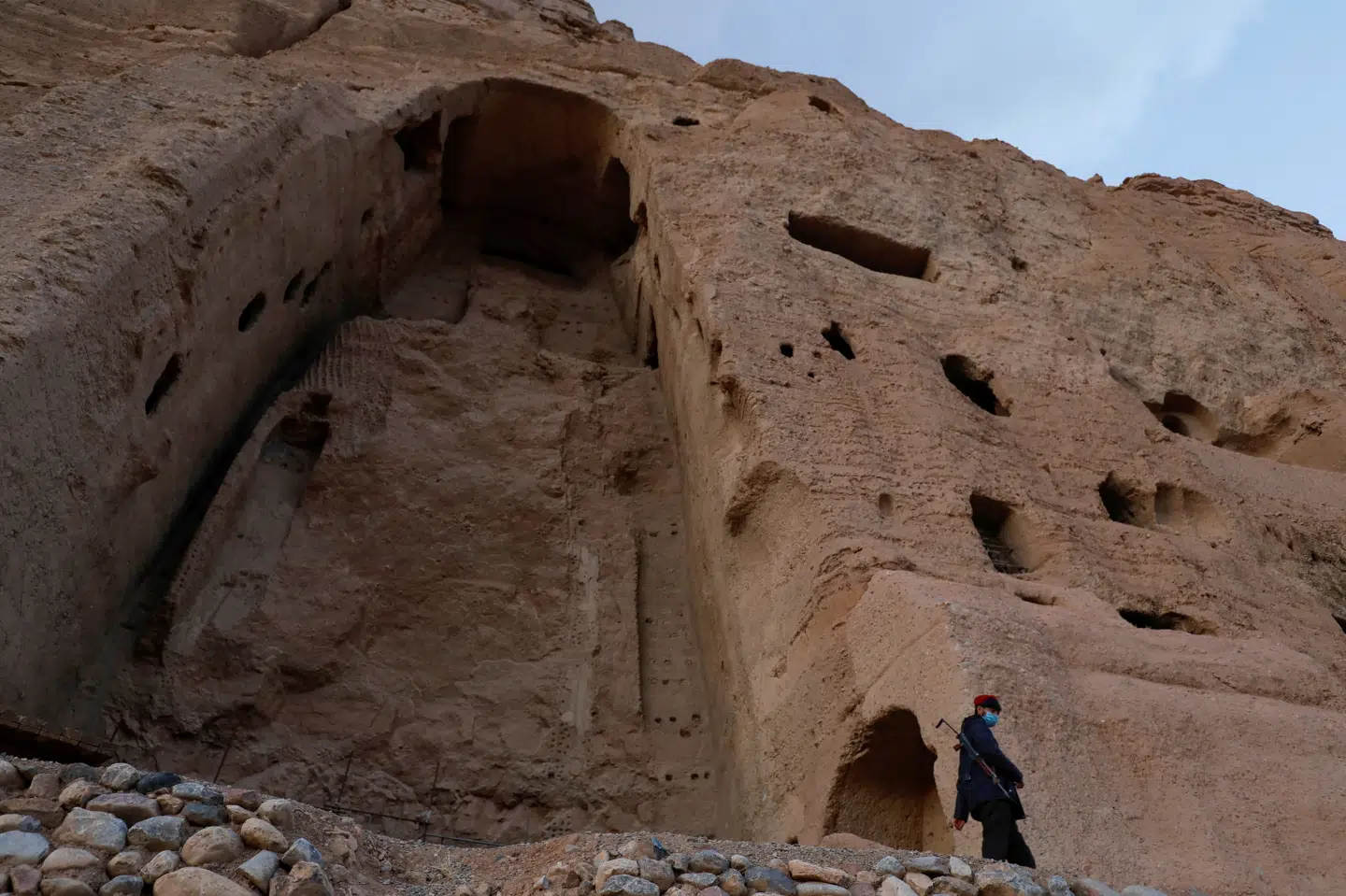 Bamiyan er en historisk by i Afghanistan. Her står en talibansoldat vagt ved resterne af en 1500 år gammel buddhastatue, som blev sprængt i luften for mere end 20 år siden, da Taliban sidst regerede Afghanistan. (Arkivfoto).