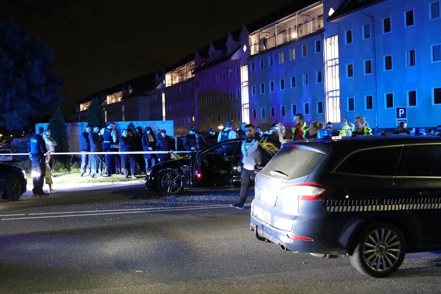 Søndag 15. september 2019 blev to personer ramt af skud i Ishøj – den ene døde. På fotoet afhører politiet vidner efter skudepisoden.