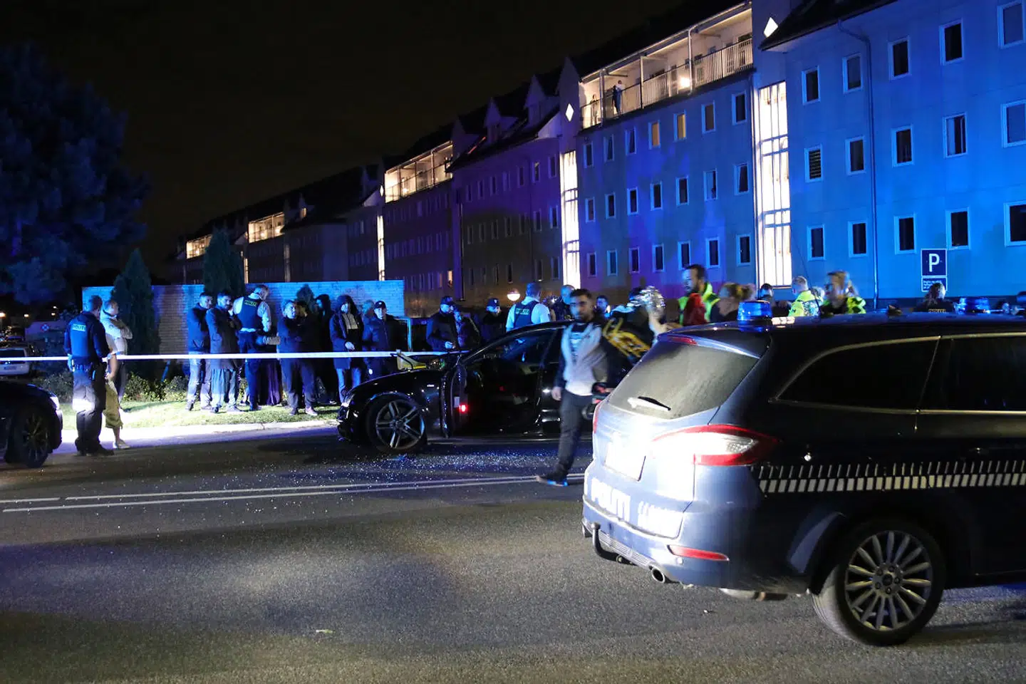 Søndag 15. september 2019 blev to personer ramt af skud i Ishøj – den ene døde. På fotoet afhører politiet vidner efter skudepisoden.