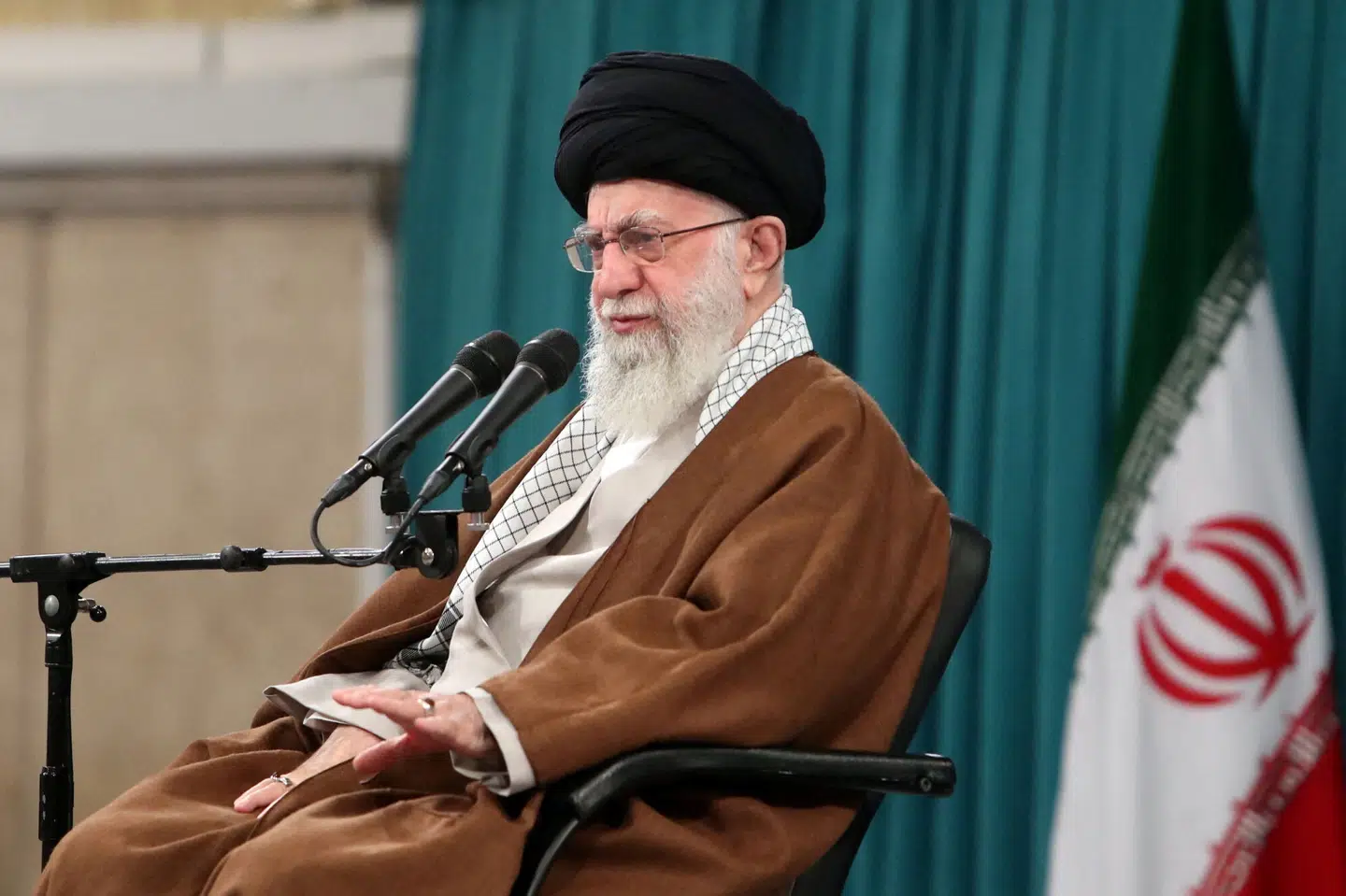 Irans øverste leder, Ali Khamenei, har mandag udnævnt landets første vicepræsident, Mohammad Mokhber, til midlertidig præsident efter landets præsident, Ebrahim Raisi, er omkommet i en helikopterulykke.