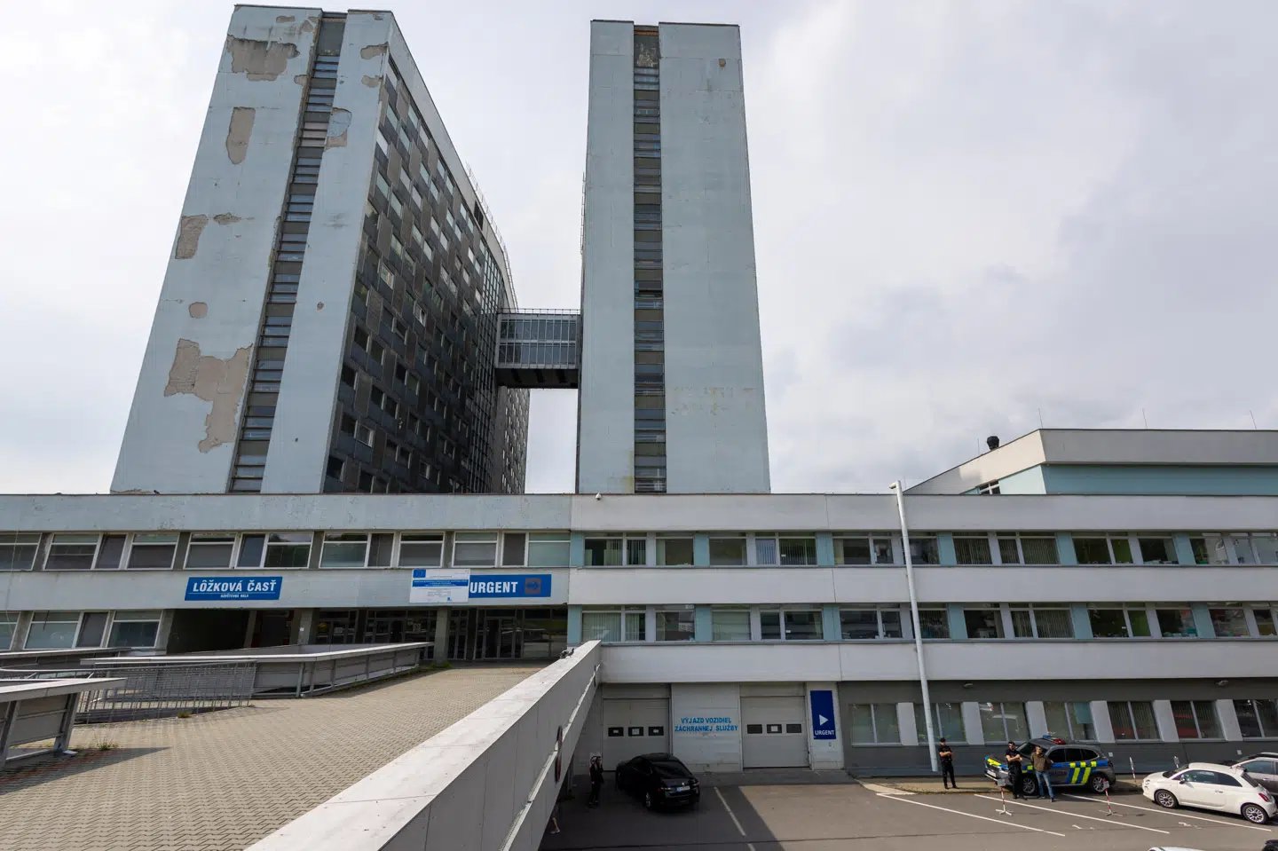 Robert Fico er stadig indlagt på F.D. Roosevelt University Hospital i Banska Bystrica i det centrale Slovakiet. Han forventes ikke at kunne flyttes til Bratislava de kommende dage.