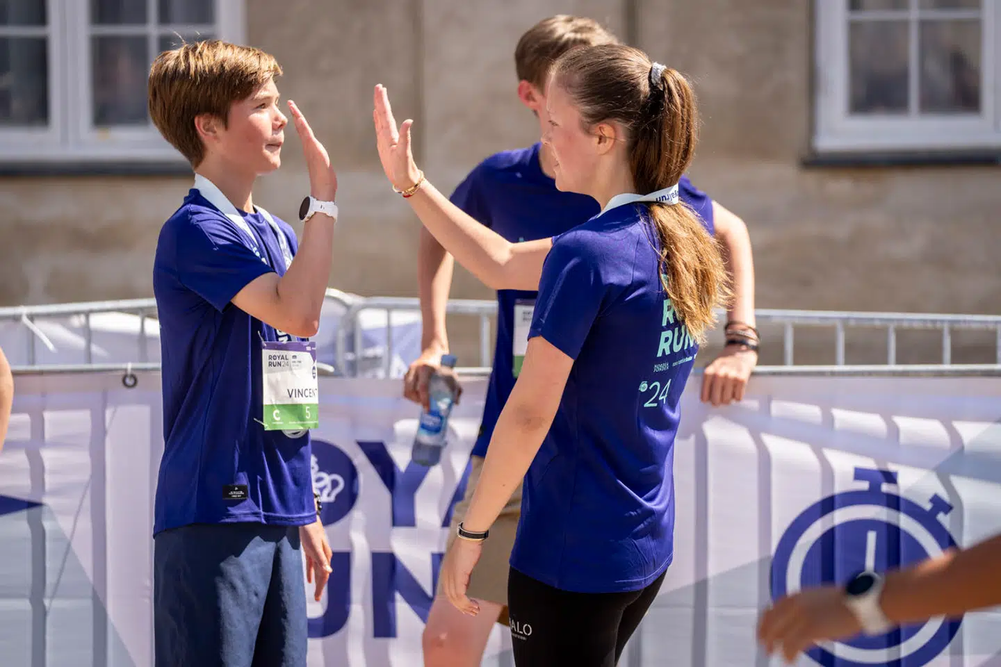 Prins Vincent gav high fives, da hans søstre prinsesse Isabella og også prinsesse Josephine kom i mål på familiemilen efter ham.