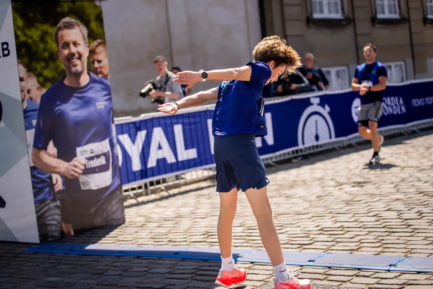 Prins Vincent kom først i mål på familiemilen i København, og det fejrede han med en jubelscene, du kan se i videoen øverst i artiklen.