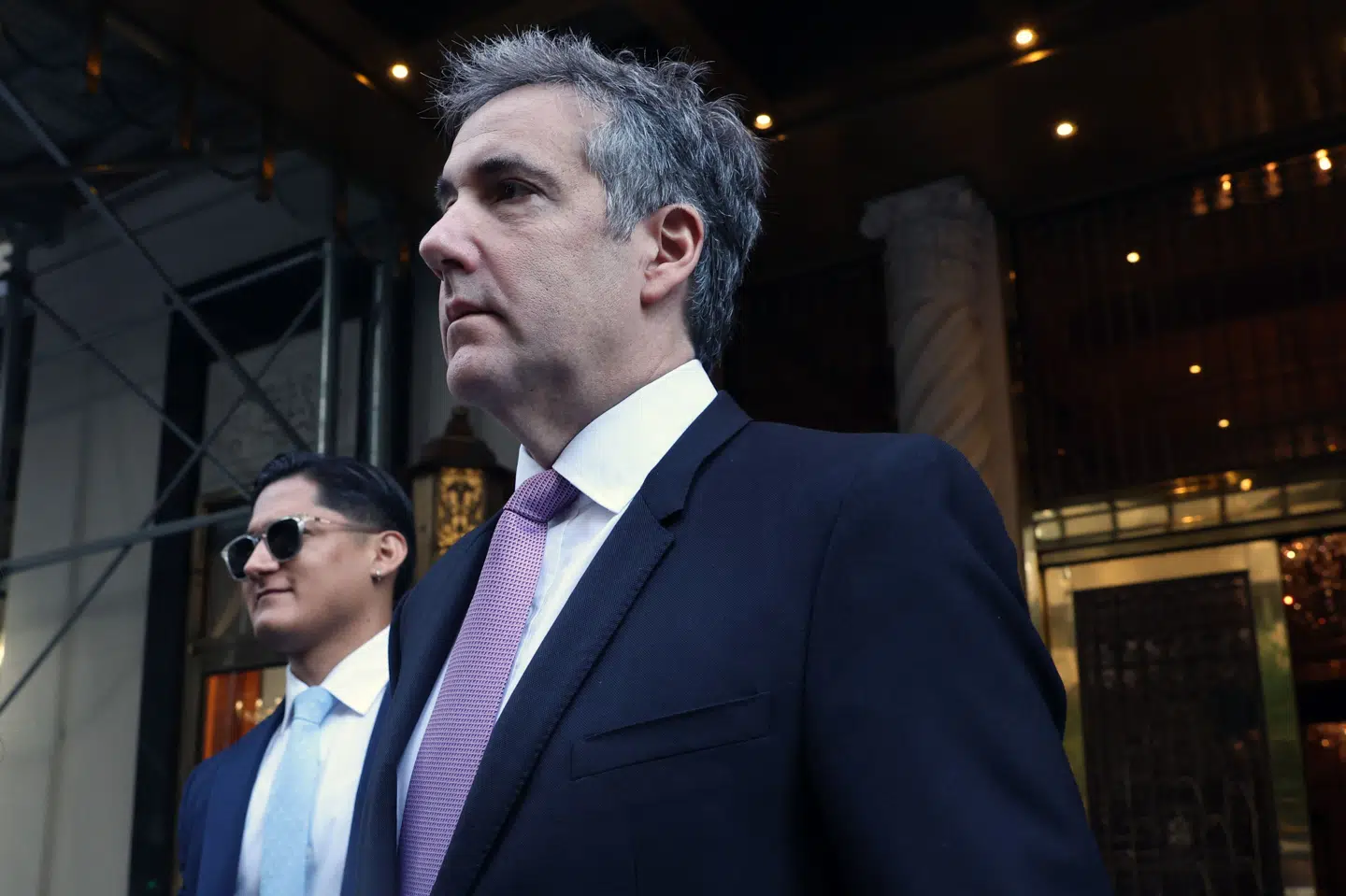 Michael Cohen ses her på vej væk fra sin lejlighed og med kurs mod den domstol på Manhattan, hvor tys-tys-sagen foregår.