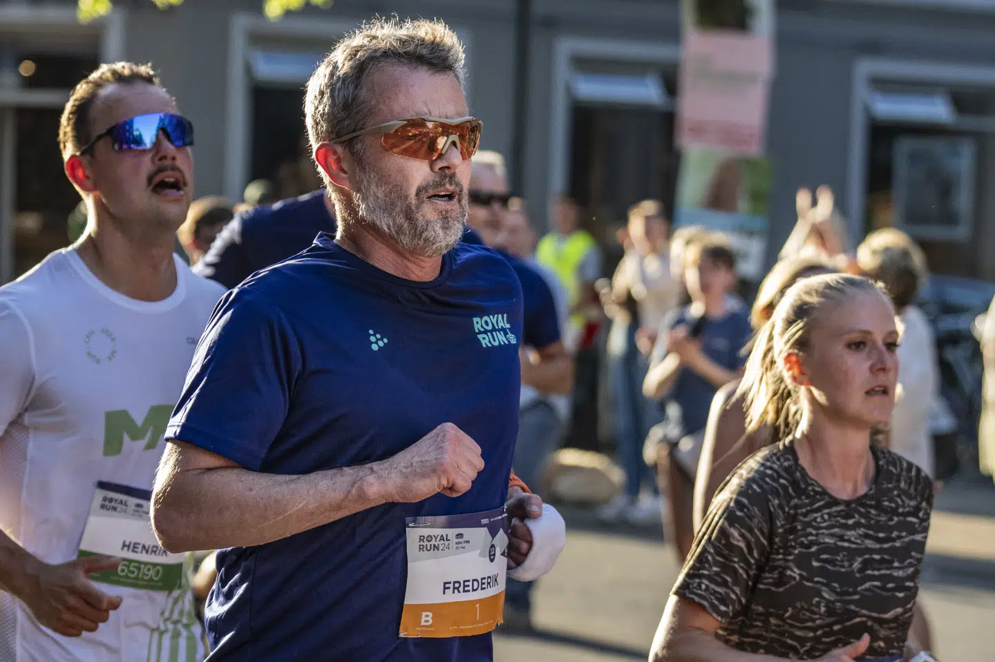 Kong Frederik sluttede en festlig dag af med 10 kilometer rundt i København og på Frederiksberg.