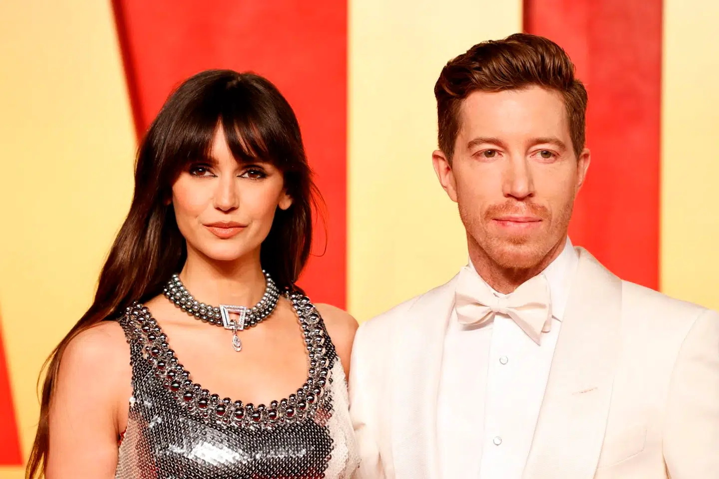 Her ses Nina Dobrev og Shaun White ankomme til Vanity Fair Oscars Party i marts.