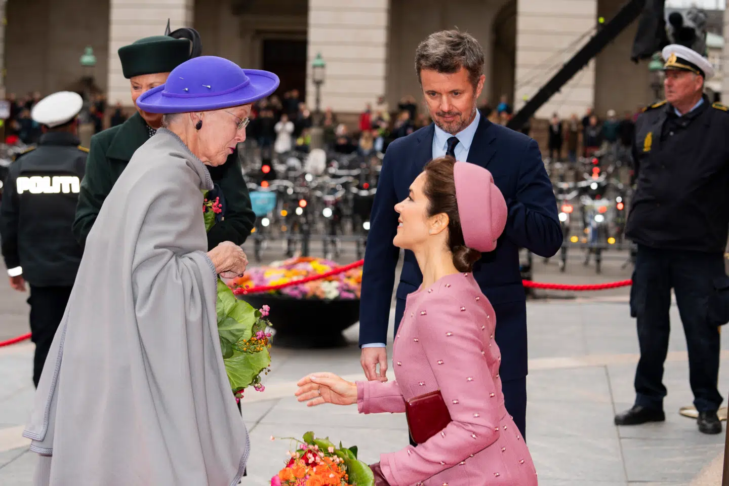 Dronning Margrethe, kronprinsesse Mary og kronprins Frederik på trappen foran Christiansborg til Folketingets åbning.
