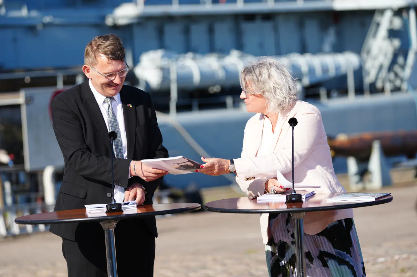 Administrerende direktør for Danske Rederier Anne H. Steffensen overleverer en ny rapport for det maritime område til forsvarsminister Troels Lund Poulsen (V).