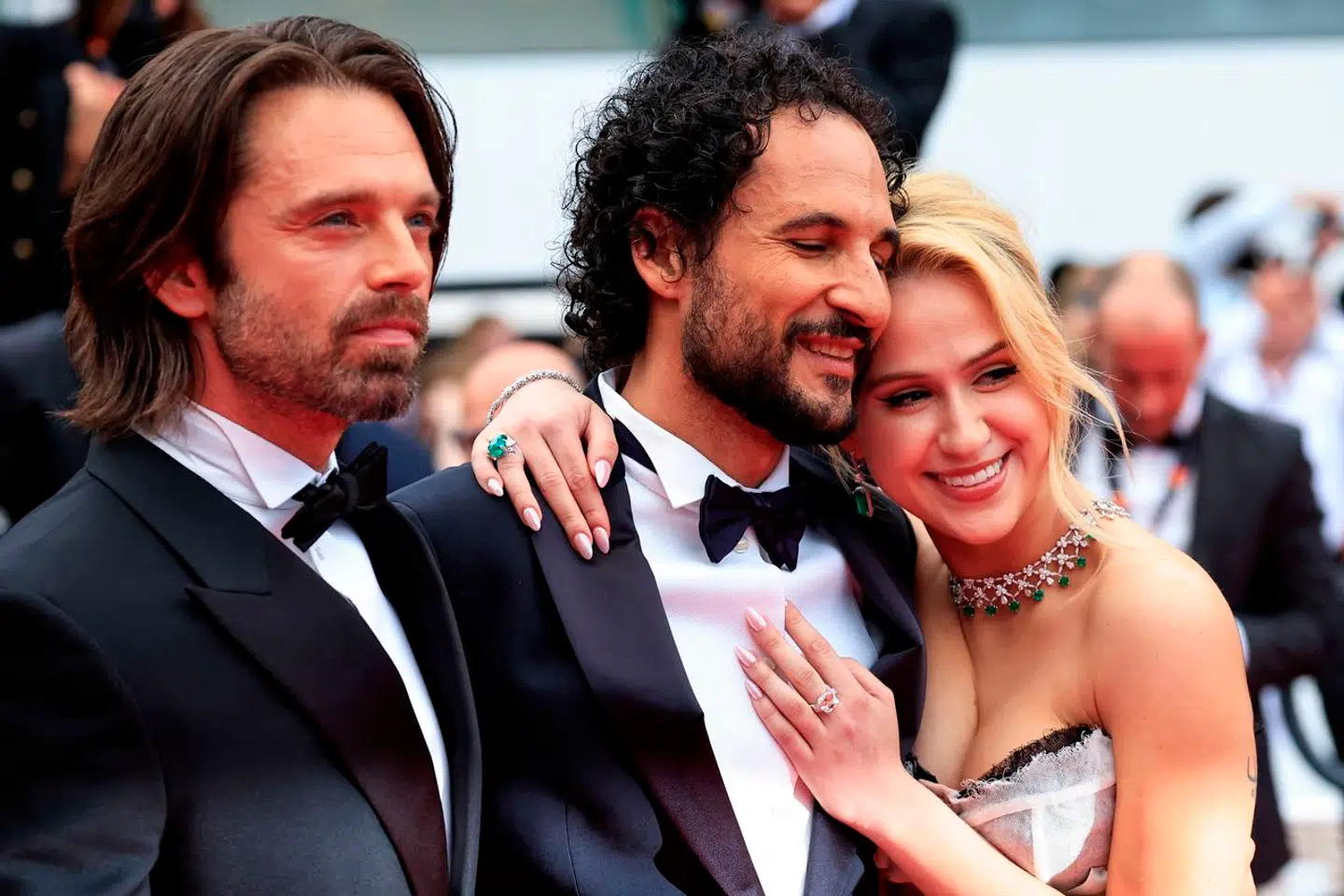 Fra venstre er det Sebastian Stan, Ali Abassi og den bulgarske skuespiller Maria Bakalova ved ankomsten til visningen af »The Apprentice« i Cannes.