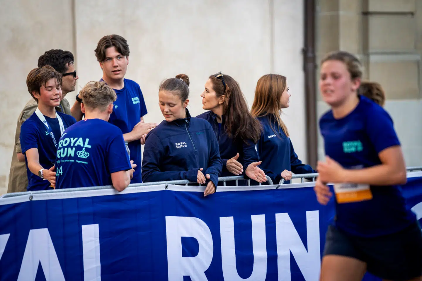 Dronning Mary, kronprins Christian, prins Vincent, prinsesse Isabella og prinsesse Josephine hepper under ti kilometer distancen ved Royal Run i København og Frederiksberg, mandag den 20. maj 2024.