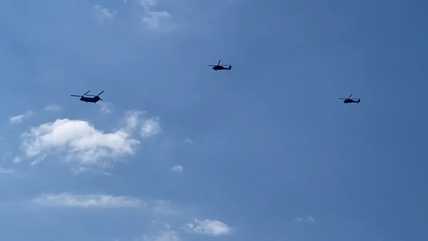 Der var formentlig tale om en CH-47 Chinook-helikopter efterfulgt af tre Blackhawk-helikoptere. På dette bilede ses tre af helikopterne.