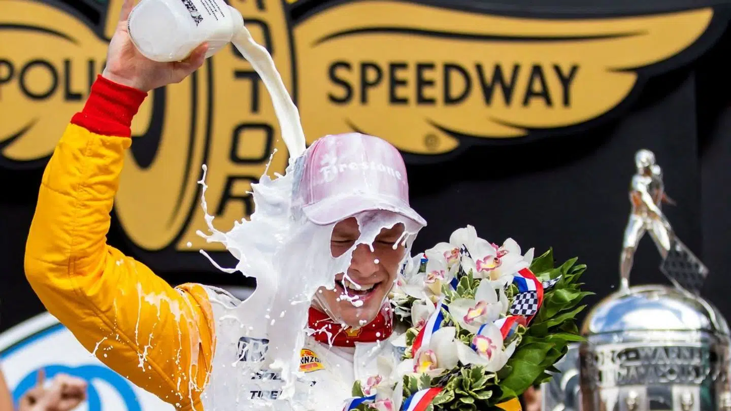 Som traditionen foreskriver: Josef Newgarden bader sig i mælk efter triumfen i 2023.