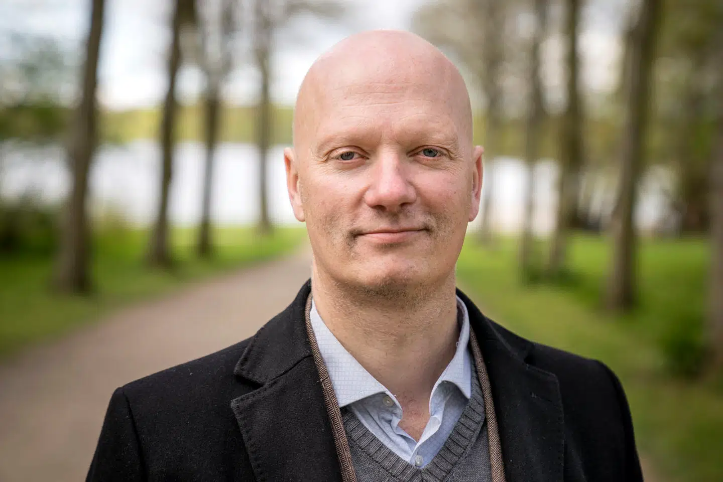 »Vi har objektivt masser af tid, men sådan oplever vi det ikke. For vi lever store dele af vores liv virtuelt,« skriver Kasper Støvring.