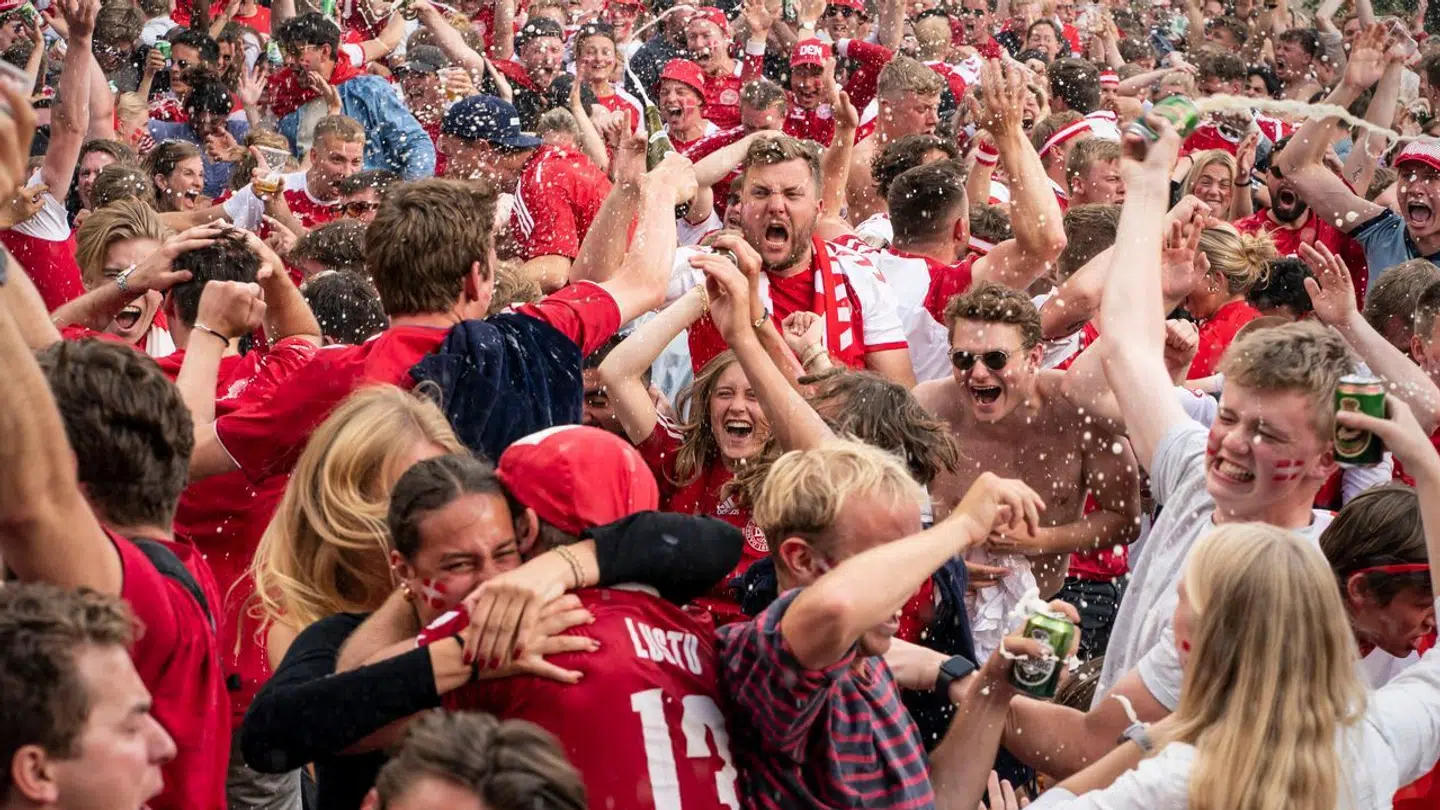 Her et billede fra Danmark - Wales, ottendedelsfinale ved EM 21, på Lumskebuksen i København.