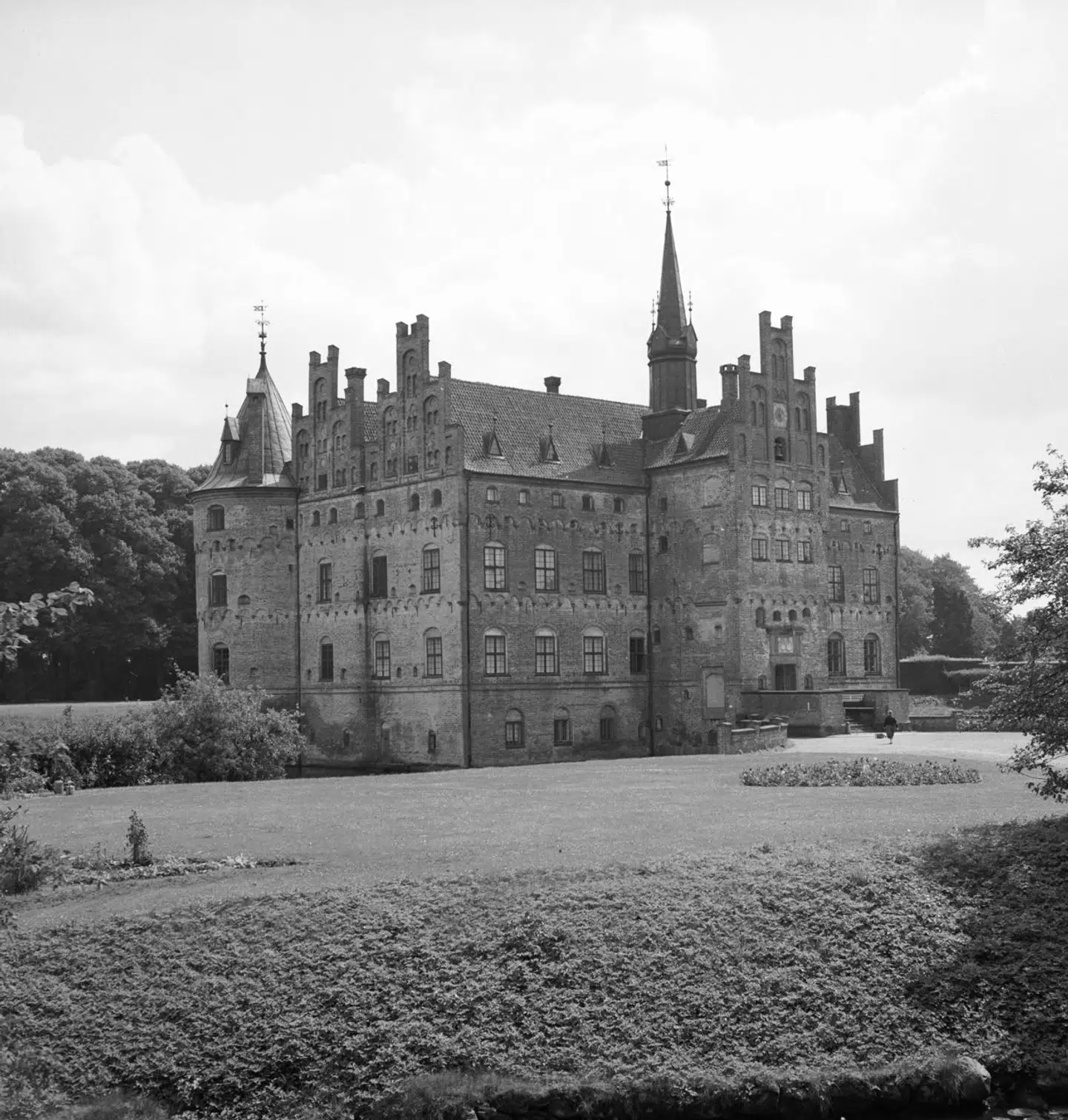 Egeskov Slot, der her ses på et billede taget i 1953, er i dag en populær turistattraktion, men engang var slottet et epicenter for drama, hvilket ny bog er et ganske godt eksempel på.
