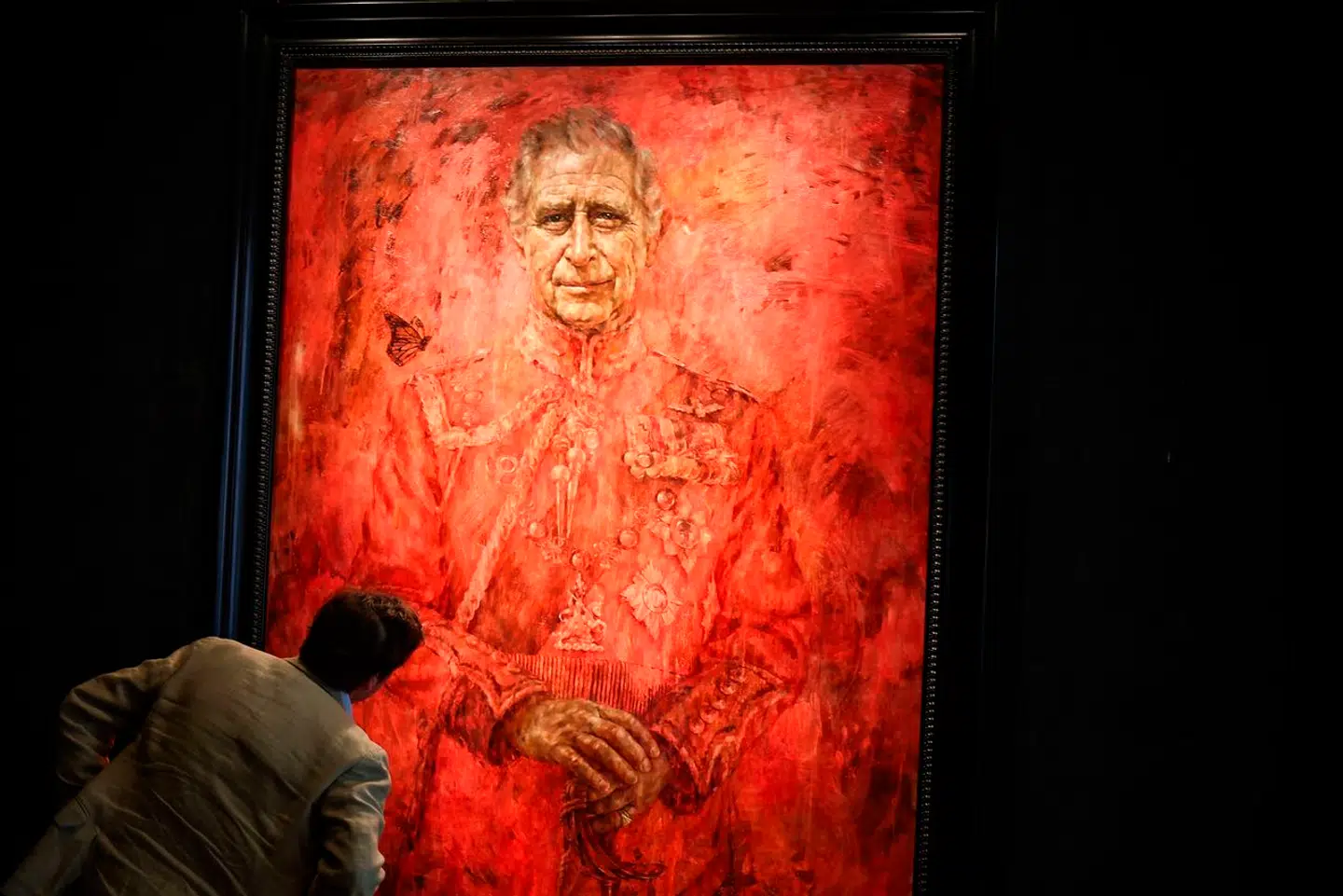 Det røde billede af kong Charles har vakt stor opstandelse i Storbritannien, og på internettet er en ren meme-fest i gang.