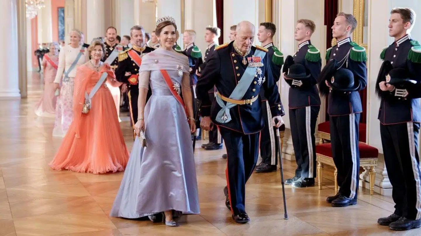 Dronning Mary med kong Harald i Norge.