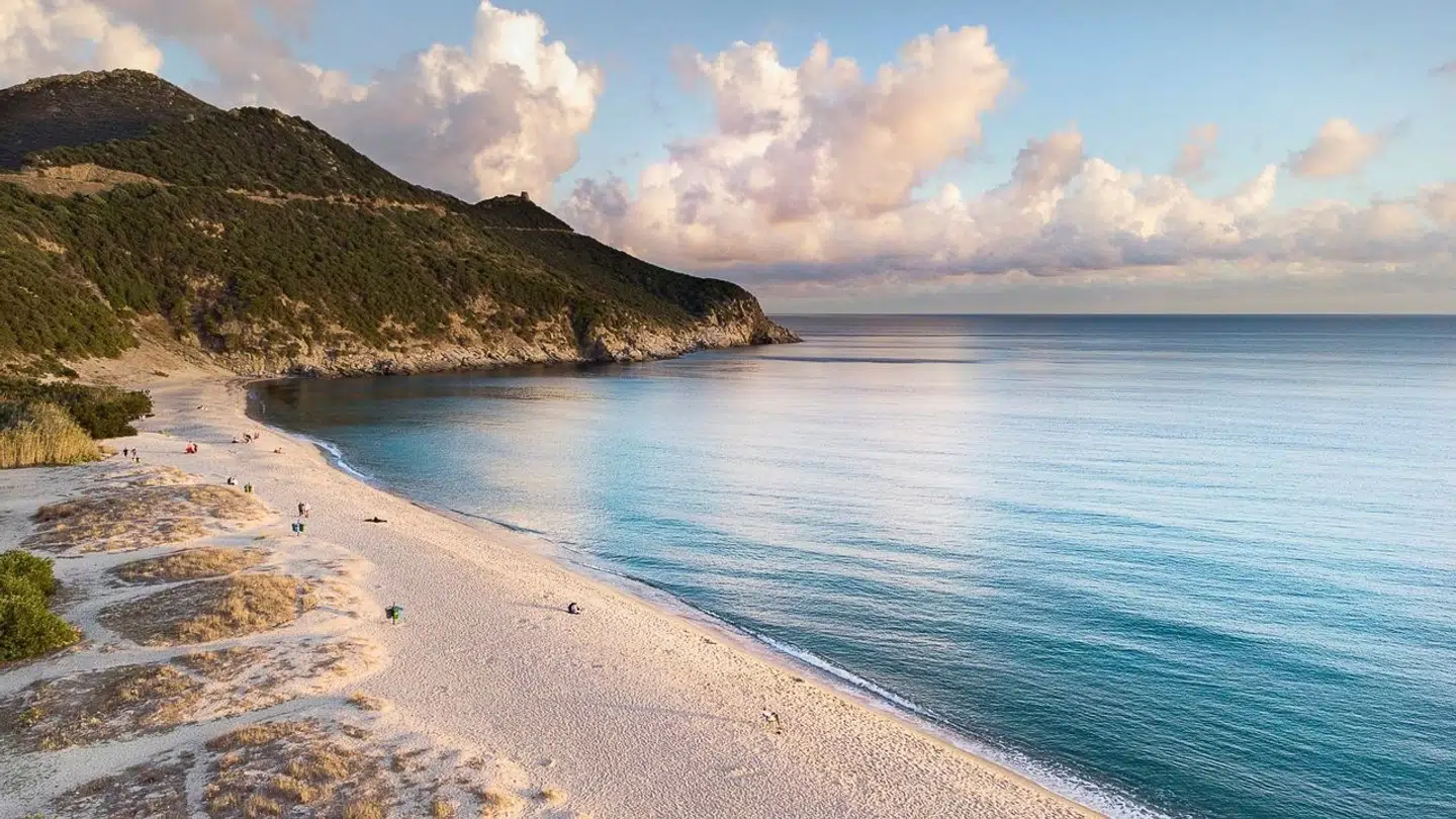Smukt ser de ud, strandene på Sardinien, men du må nøjes med at kigge. Det kan nemlig koste dyrt, hvis du slæber sten, sand og skaller med hjem i kufferten.