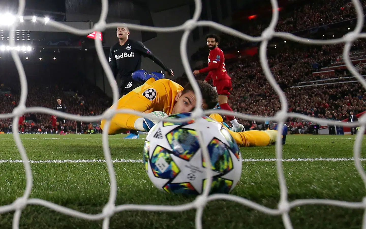 Stankovic kigger forgæves efter bolden, da Salah scorede til 3-0.