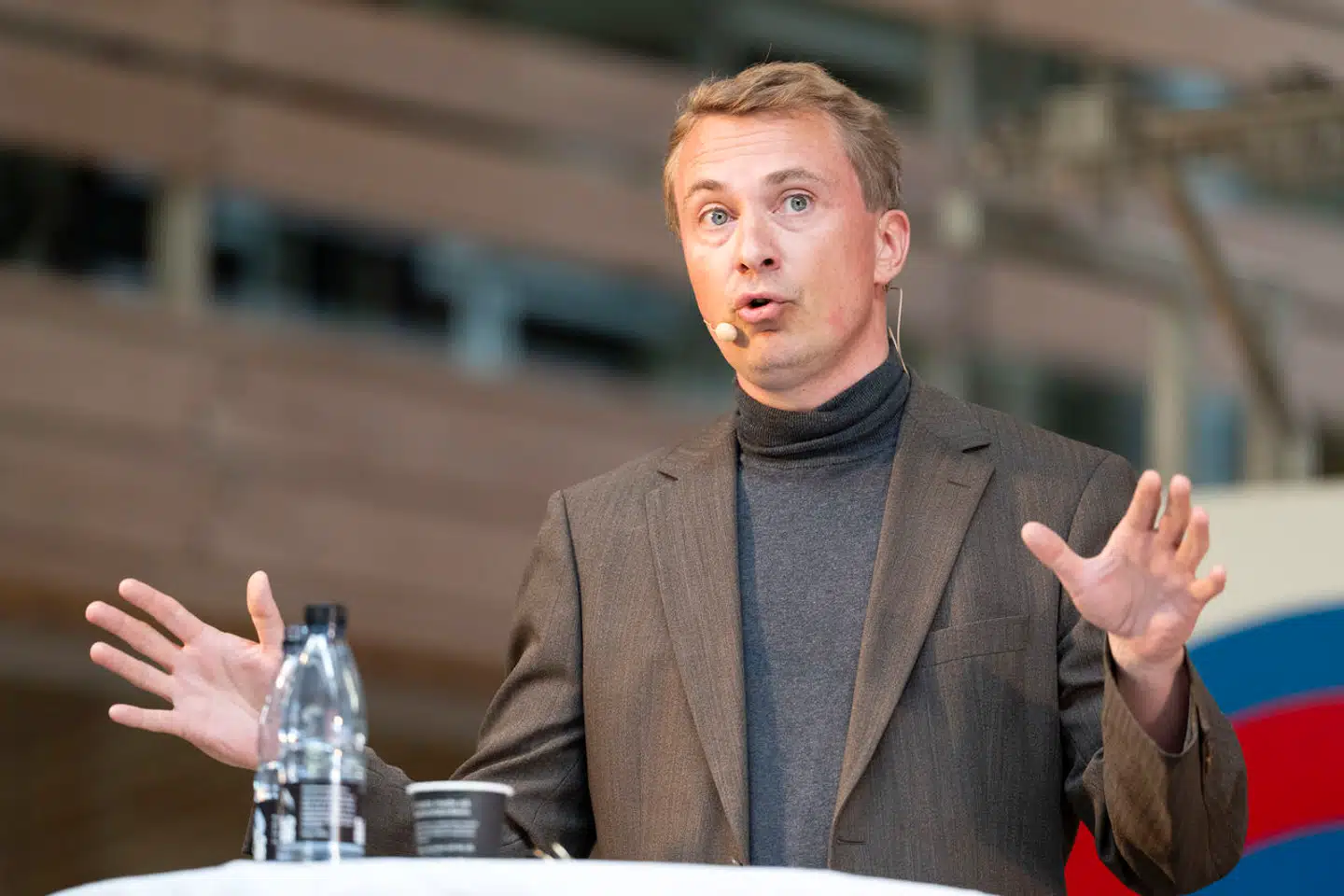 Morten Messerschmidt (DF) blev noget fortørnet, da de to andre partiledere i debatten hellere talte om udenlandsk arbejdskraft end om at gøre noget mere for de ældre på arbejdsmarkedet.