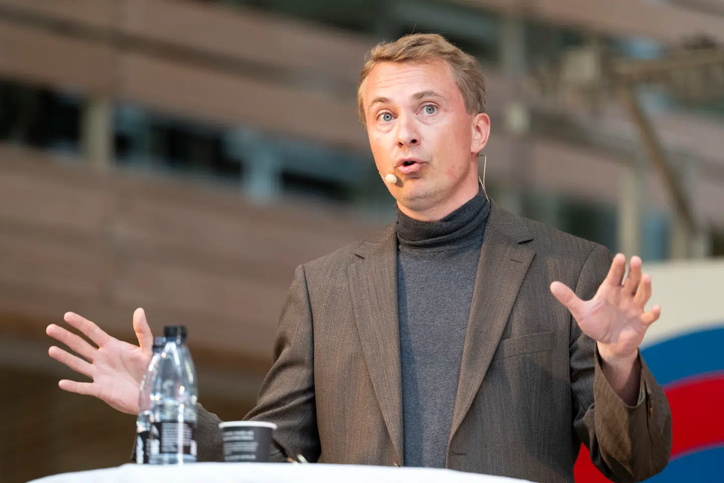 Morten Messerschmidt (DF) blev noget fortørnet, da de to andre partiledere i debatten hellere talte om udenlandsk arbejdskraft end om at gøre noget mere for de ældre på arbejdsmarkedet.