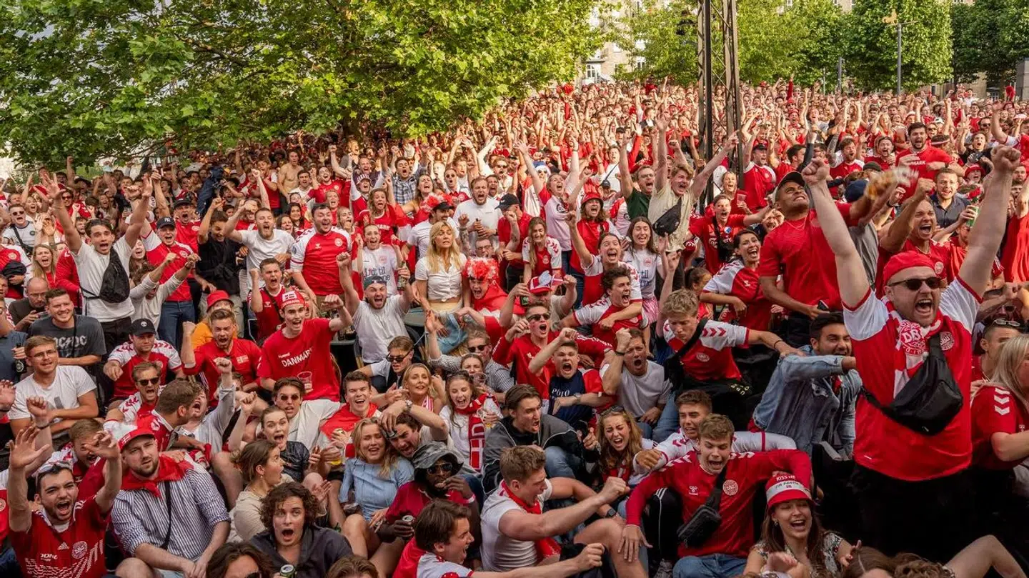 Der var høj sol, storskærmsarrangement og sommerfest, da Danmark besejrede Wales ved EM 2021. Her ved Lumskebuksen.