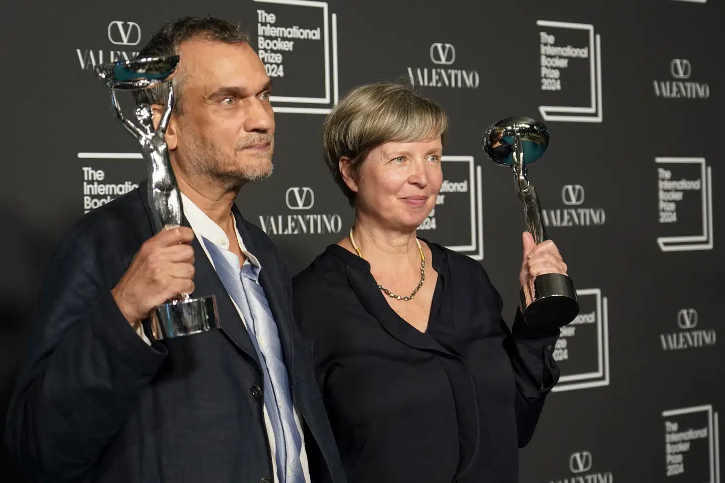 Jenny Erpenbeck, som er forfatteren bag "Kairos", og oversætter Michael Hofmann med statuette for Man Bookerprisen, som de tirsdag har vundet.