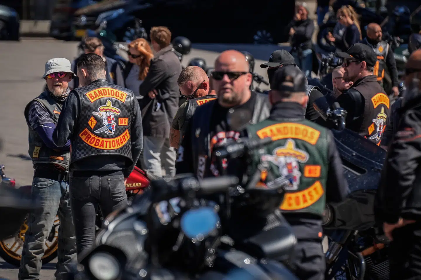 Medlemmer af Bandidos MC viste deres rygmærker frem på Rådhuspladsen i København under en demonstration for nylig. Nu bliver det forbudt at optræde på den måde. (Arkivfoto).