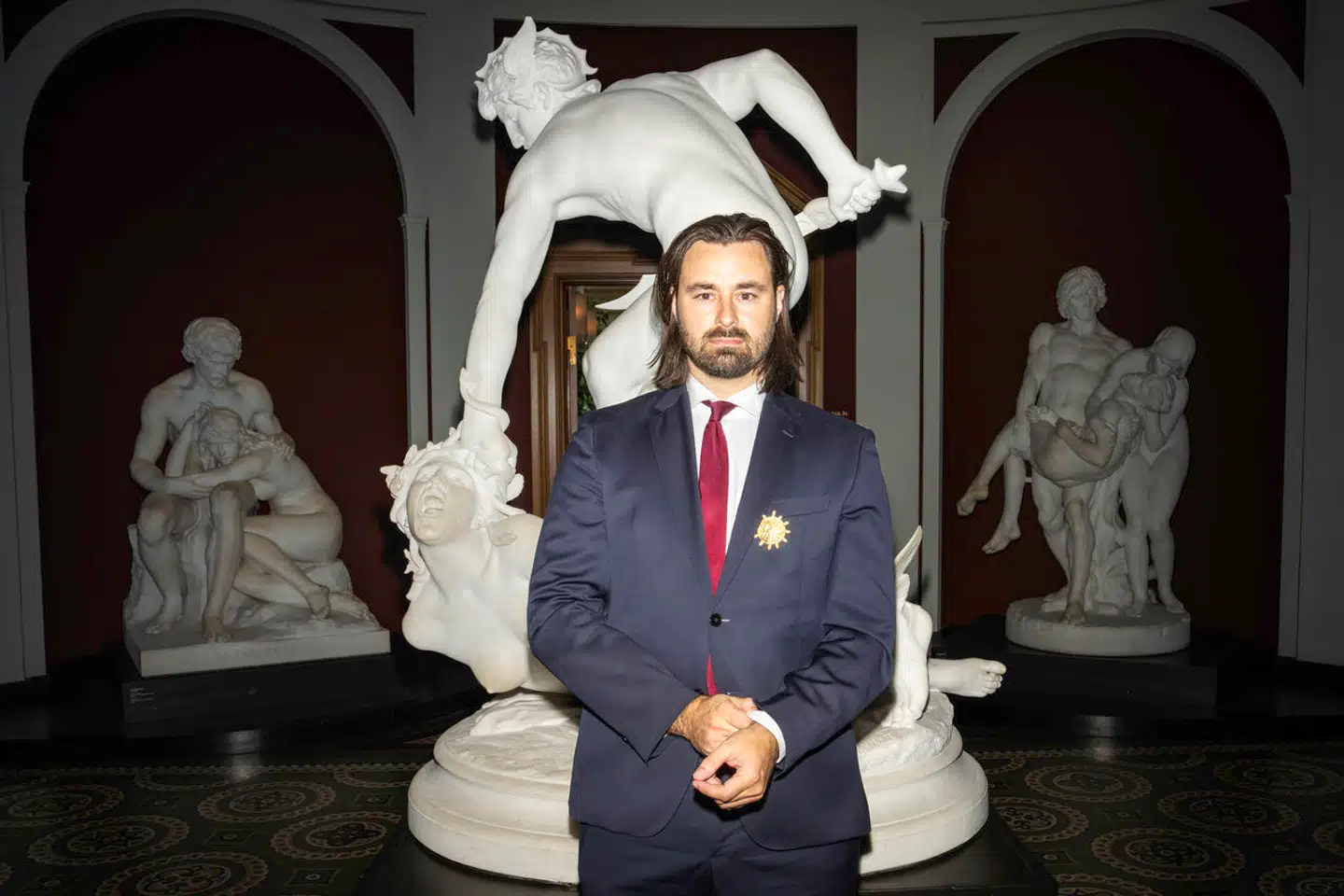 Rasmus Munch Søndergaard mener, at mange kvinder hellere vil hellige sig moderskabet end karrieren. Han er fotograferet ved skulpturen »Perseus dræber Medusa« af Laurent-Honeré Marqueste på Glyptoteket i København.