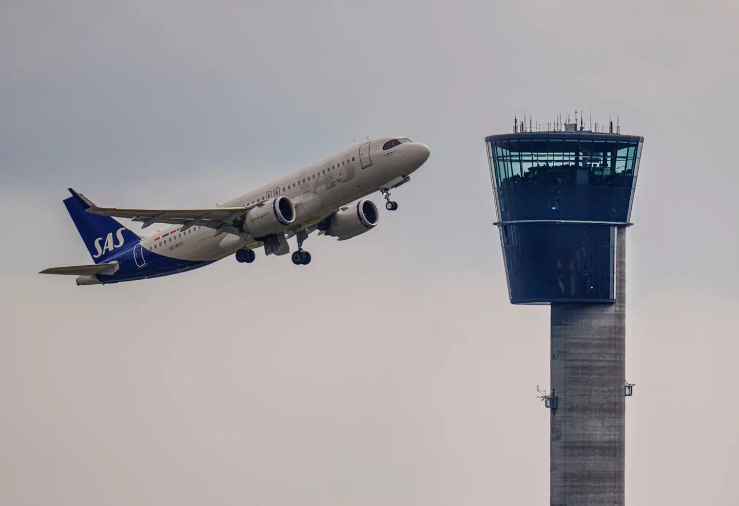 SAS vil fra 31. august træde ind i en helt ny luftfartsalliance og forlader derfor Star Alliance, som det skandinaviske luftfartsselskab selv var med til at stifte tilbage i 1997. Der kommer nye penge til SAS – og som en del af aftalen gøres aktierne værdiløse. Arkivfoto: Liselotte Sabroe/Ritzau Scanpix