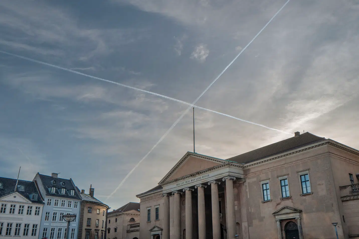 Tirsdag anholdt Københavns Politi i alt 12 personer, som menes at have stået bag hvidvask for over 900 millioner kroner. Onsdag morgen blev fire af de anholdte fremstillet i grundlovsforhør.