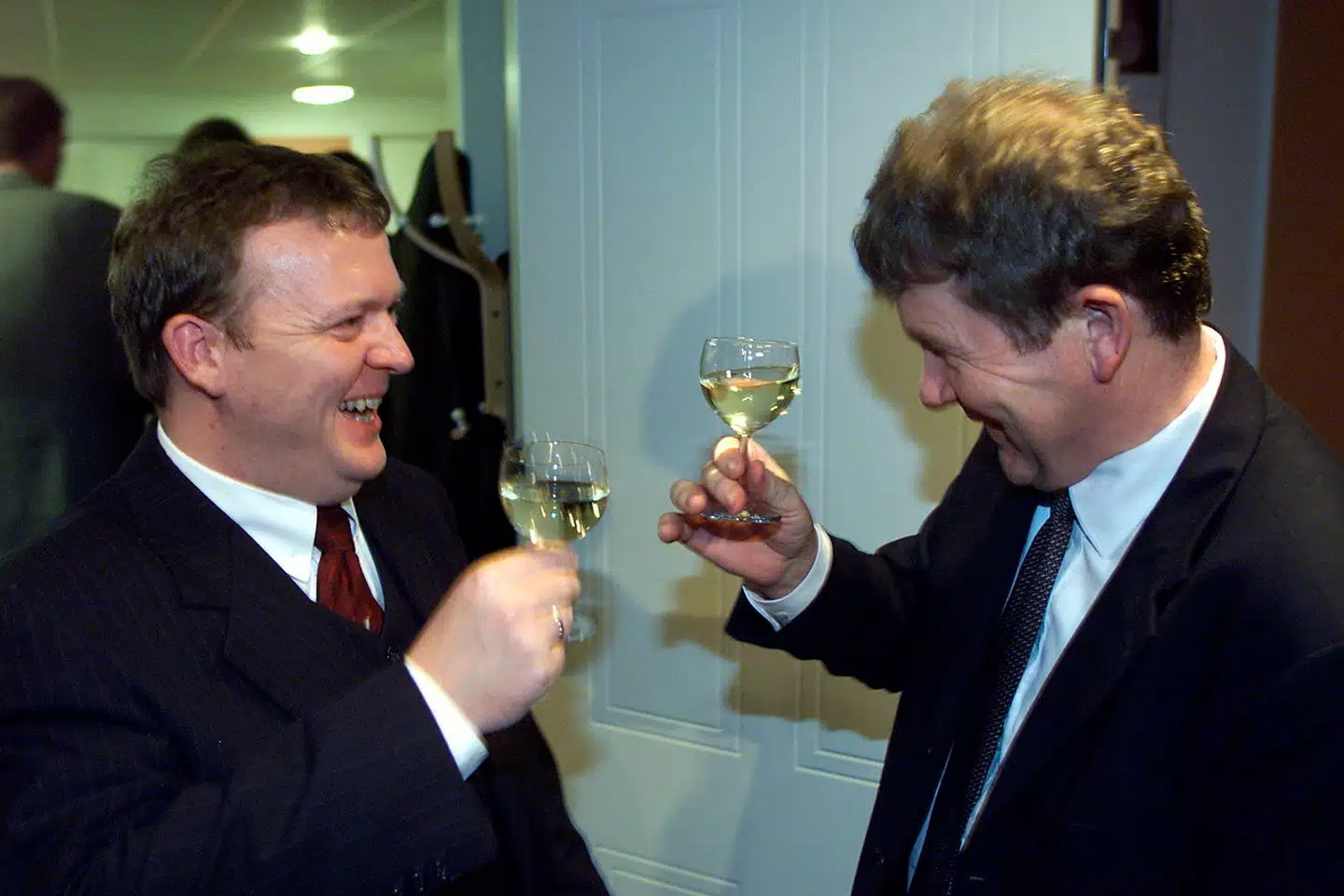 Er det i orden, at politikere og topchefer indtager rigeligt med alkohol? »Der er for tiden meget polemik om Lars Løkke Rasmussen (M) og hans indtag af alkohol. Han har selv udtalt, at han ikke har noget problem, men hvorfor kommer diskussionen frem?« spørger Esther Dora Rado.