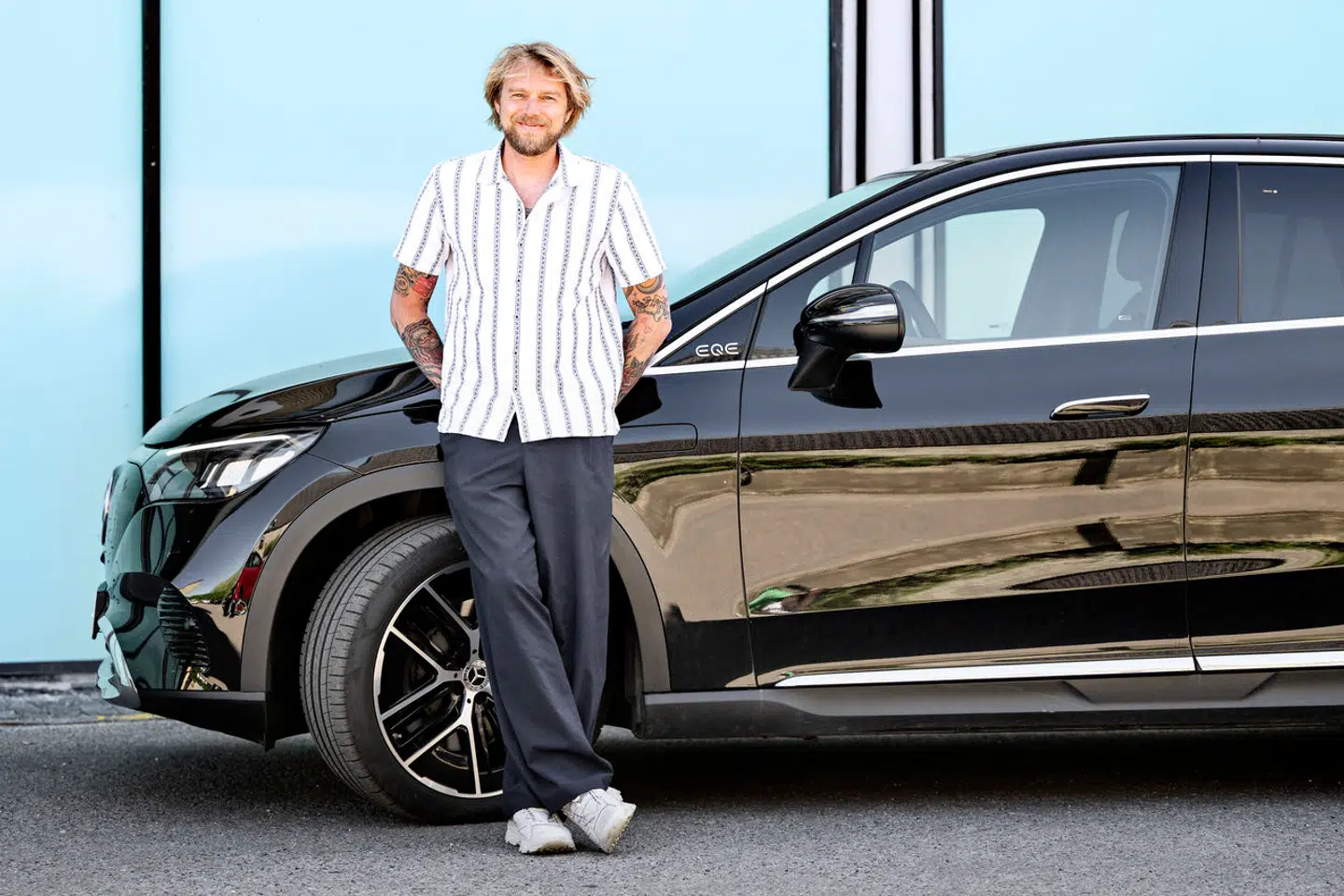 Felix Smith foran sin nuværende bil, en Mercedes EQE SUV, som han leaser.
