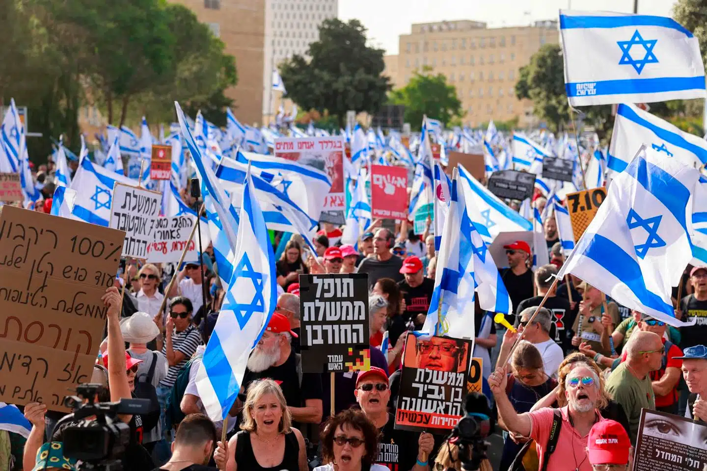 Samtidig med den israelske invasion af Gazastriben har der været store demonstrationer, som her ved Israels parlament i Jerusalem, rettet mod premierminister Benjamin Netanyahu.