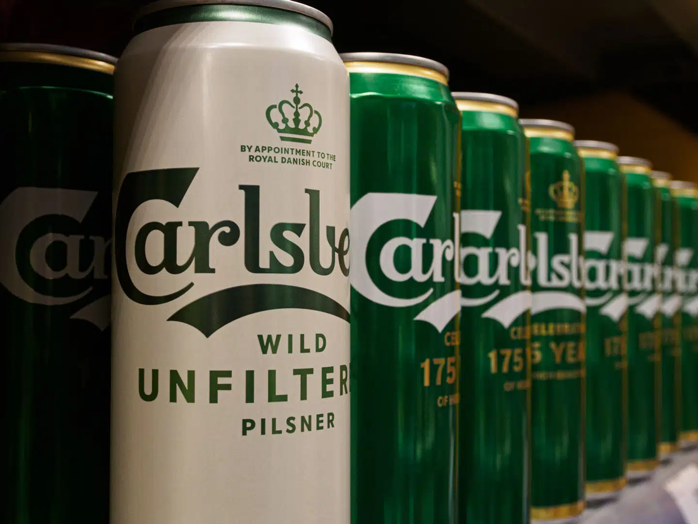 Carlsberg-øl på hylderne i et russisk supermarked, kort efter at krigen begyndte. Nu viser nye billeder, at flere mærker er blevet kopieret.