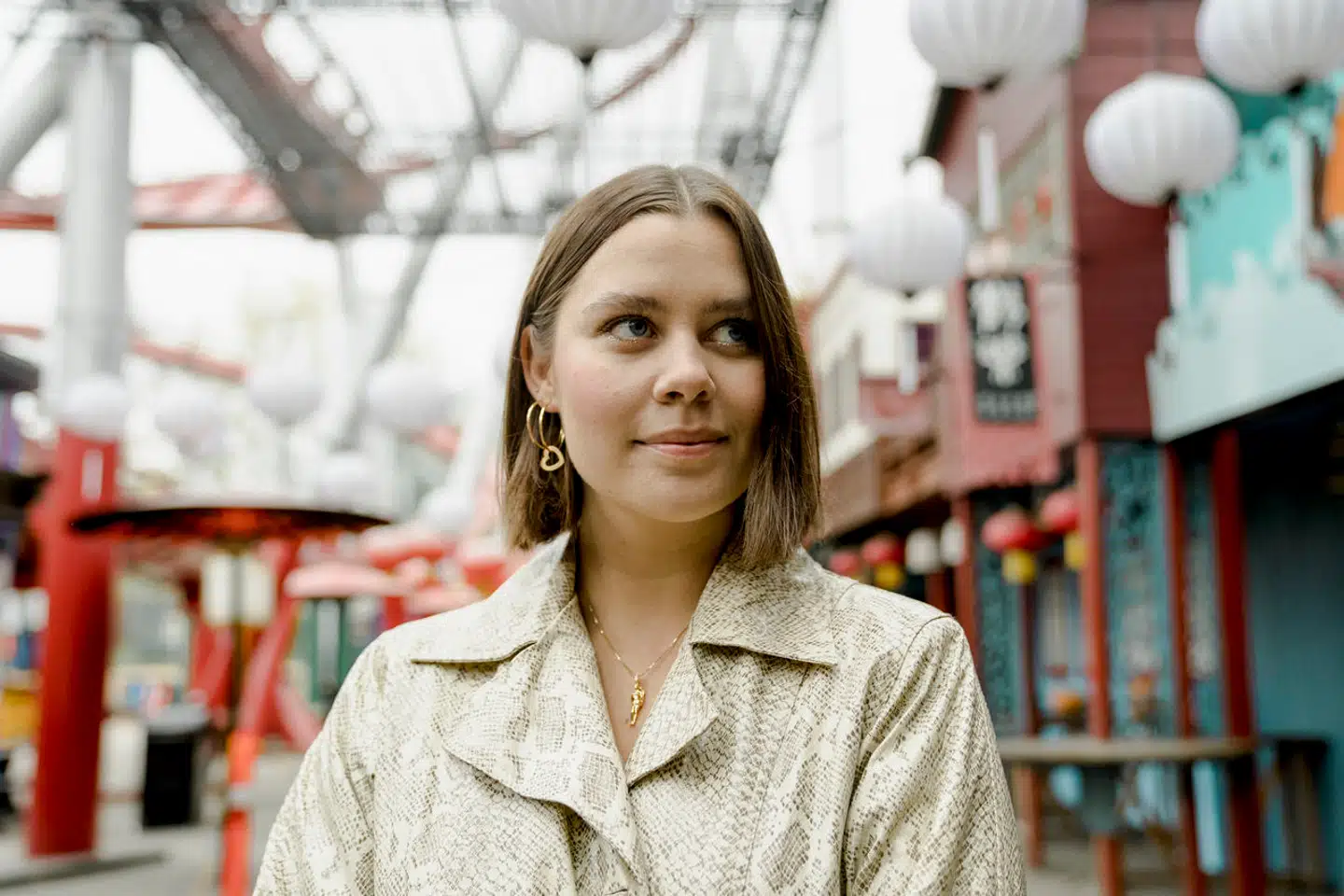 Anna Lin elsker at rejse alene. Det er desværre bare svært at fornemme i anden sæson af »SOLO med Anna Lin«, hvor tv-vært og journalist Anna Lin besøger storbyen New York.