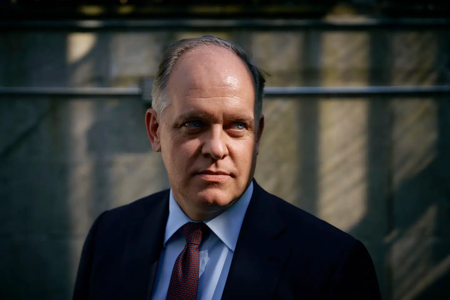 En amerikansk topdiplomat, Doug Jones, kommer med en sjælden opmuntring til Danmark. Det kan der være en god grund til, mener to eksperter.