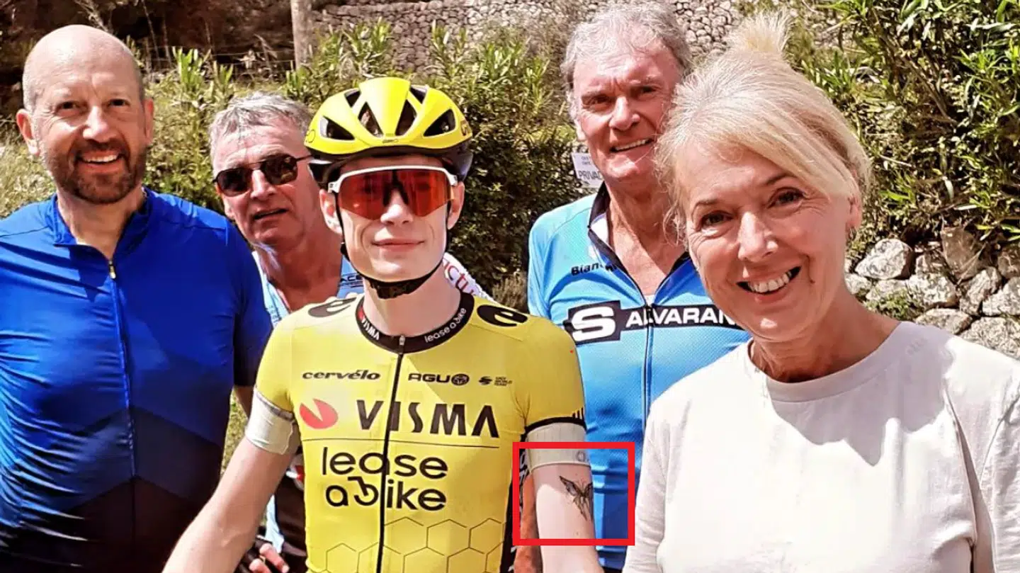 Jonas Vingegaard trænede på Coll de Sóller søndag - med en tatovering på overarmen.