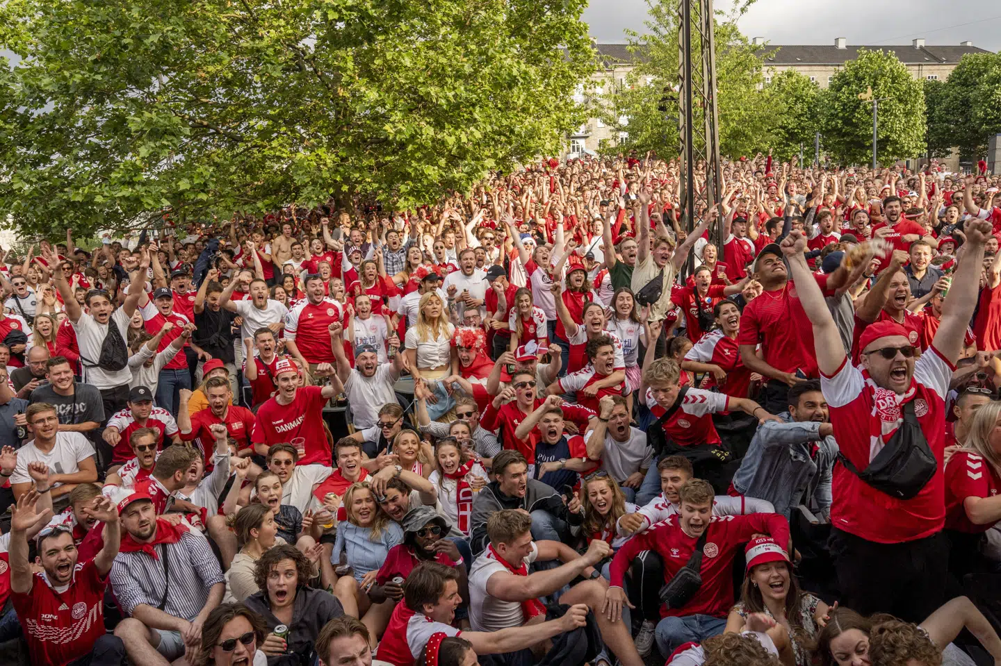 Det bliver ikke muligt for barer og pubber at vise EM i herrefodbold til sommer for mange hundrede mennesker som her på Østerbro i København i 2021. TV 2, som har købt rettighederne, har sat en maksimumgrænse på 200 personer for kommercielle arrangementer. Men ser med "milde øjne" på ansøgninger om ikke-kommercielle arrangementer.