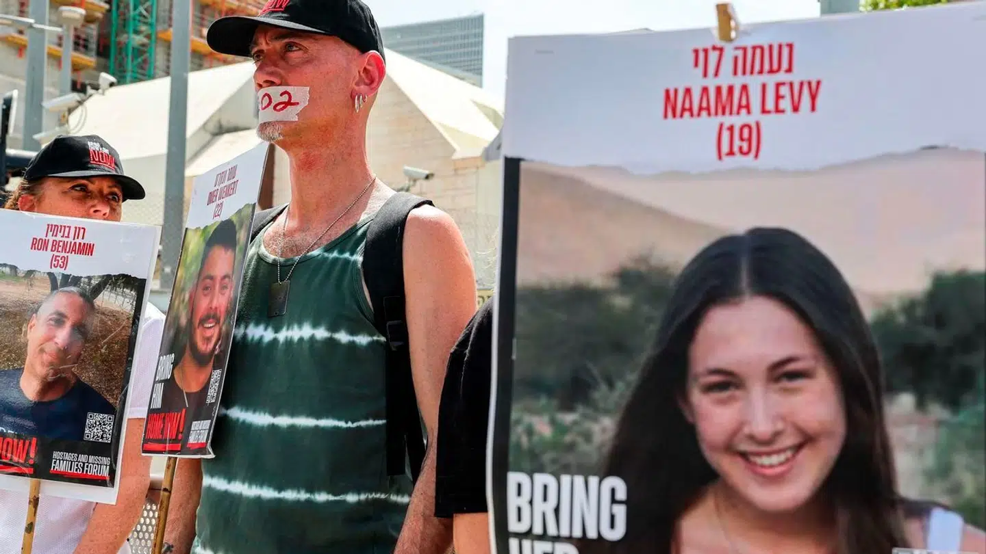 19-årige Naama Levy, der her ses på en plakat, er en af de gidsler, der er dukket op på en ny video fra Hamas-overfaldet på Israel den 7. oktober.