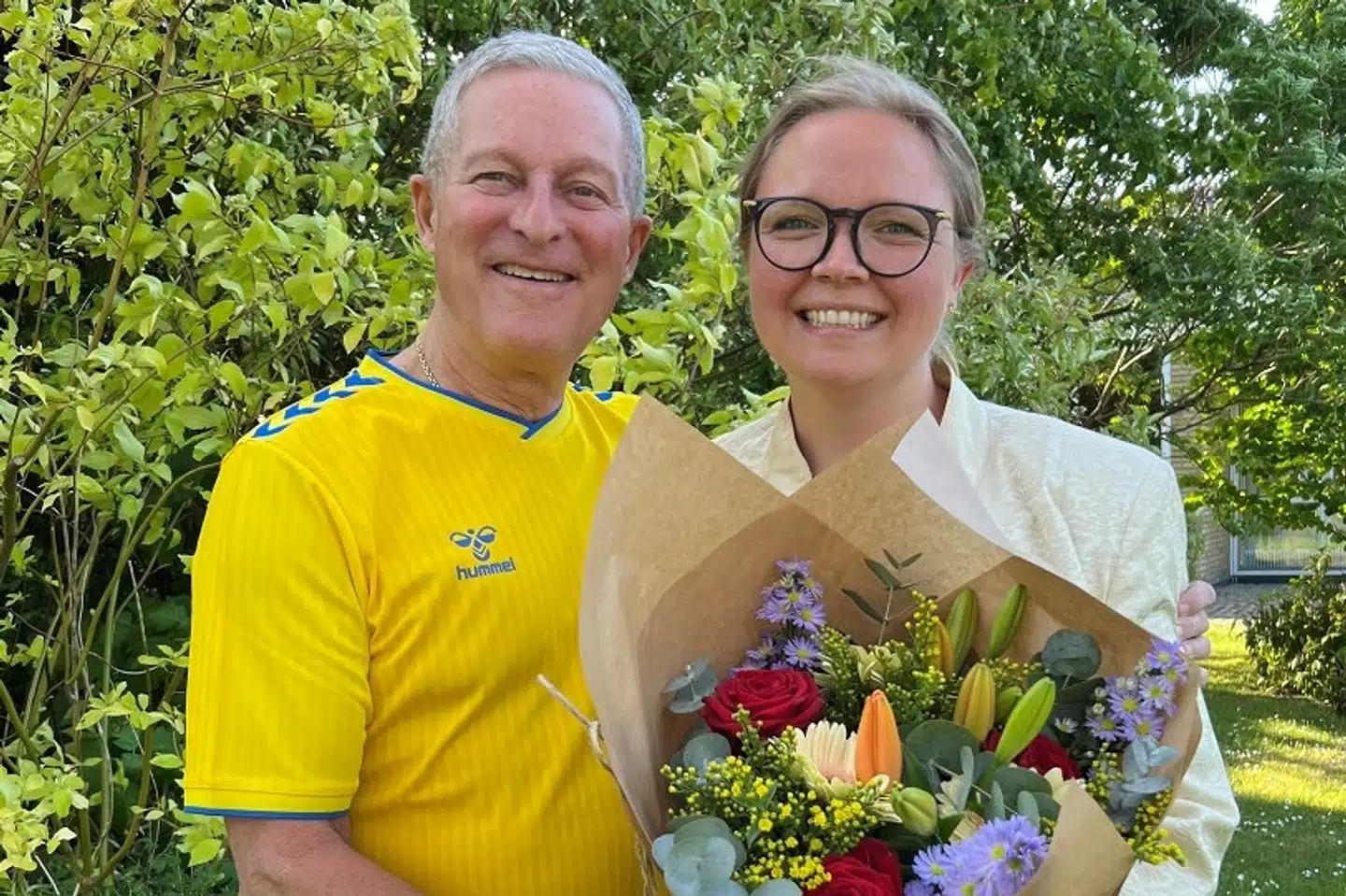 Brøndbys afgående og tiltrædende borgmester er fotograferet sammen, efter at Maja Højgaard (til højre) onsdag aften er blevet valgt formelt som ny borgmester. Hun overtager efter Kent Magelund (til venstre) 1. juni.
