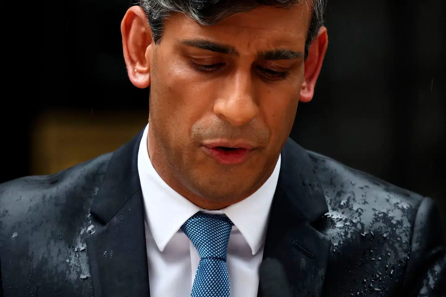 Den britiske premierminister insisterede på at få fornemmelsen af det særlige øjeblik i britisk politik med en tale fra Downing Street, da han stillede sig udenfor i regnen for at udskrive valg.