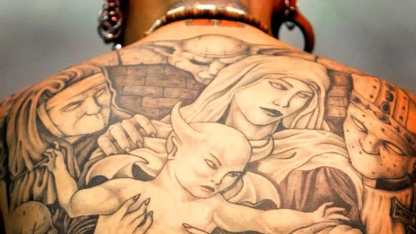 Det er især store tatoveringer, der fylder store arealer af kroppen - som eksempelvis på ryggen - der kan udløse betændelsessygdommen.