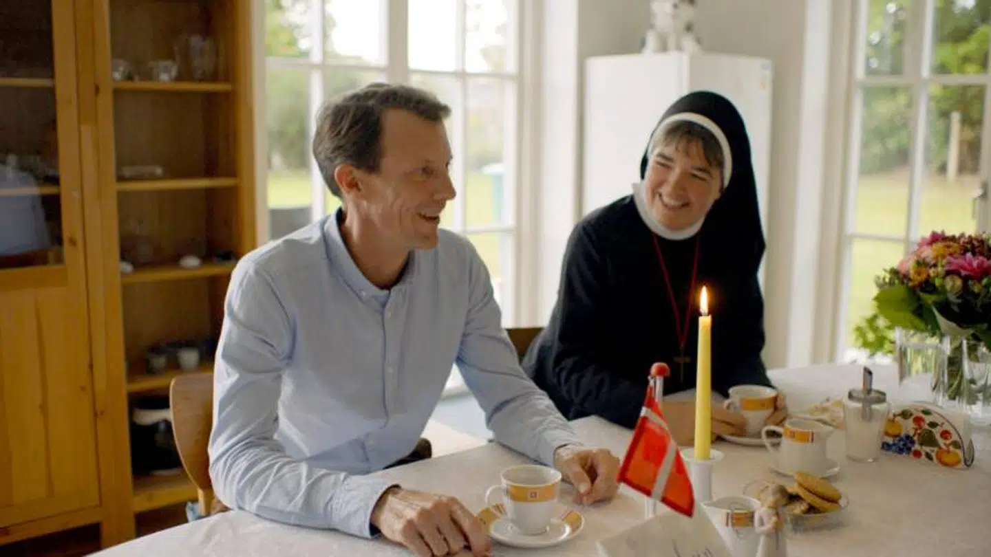 Prins Joachim fik store roser for DR-serien 'Prins Joachim fortæller', der i første afsnit handlede om tro, og derfor var forbi et nonnekloster. Foto: Nordisk Film Production