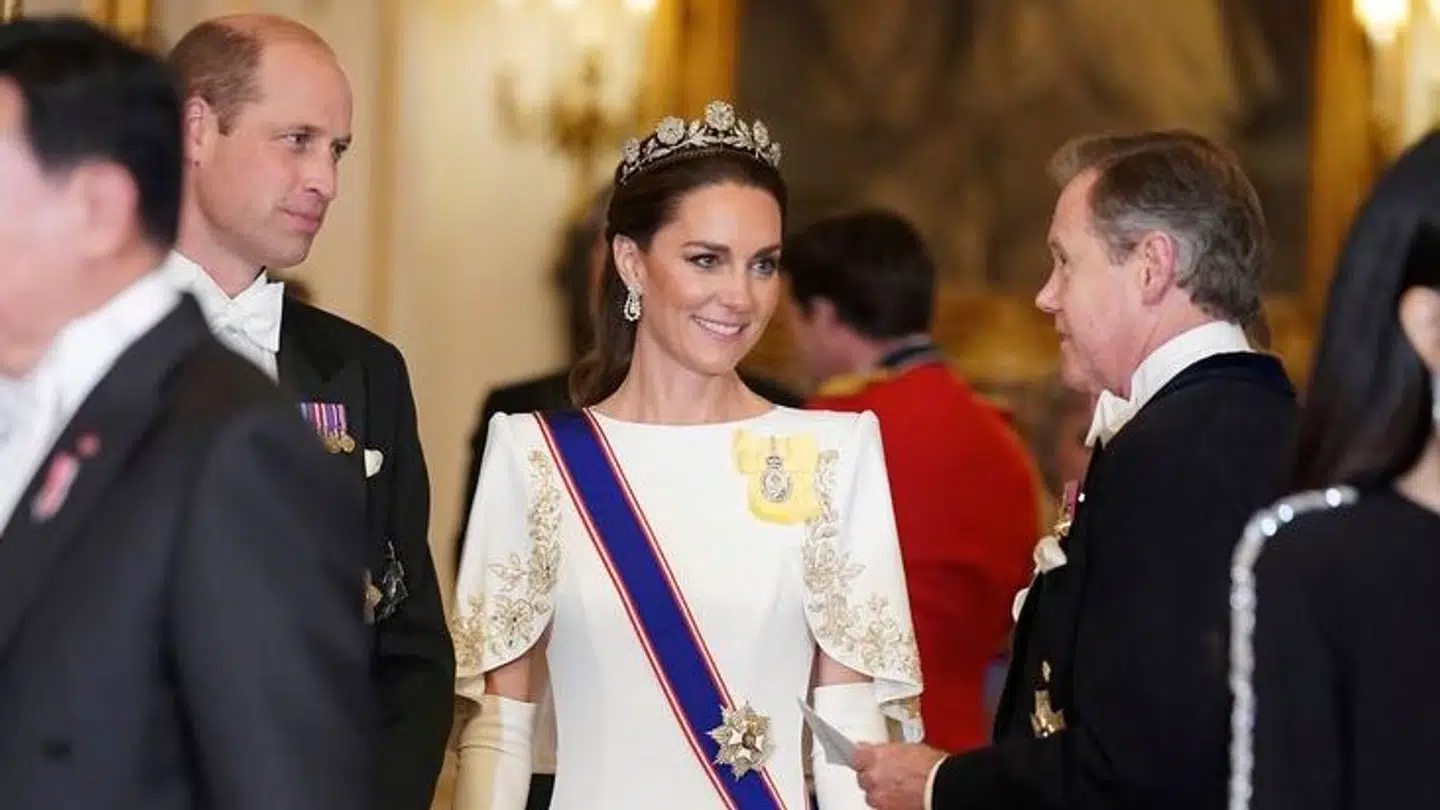 Prinsesse Kate ved den statsbanket, som maleriet tilsyneladende er tegnet ud fra.