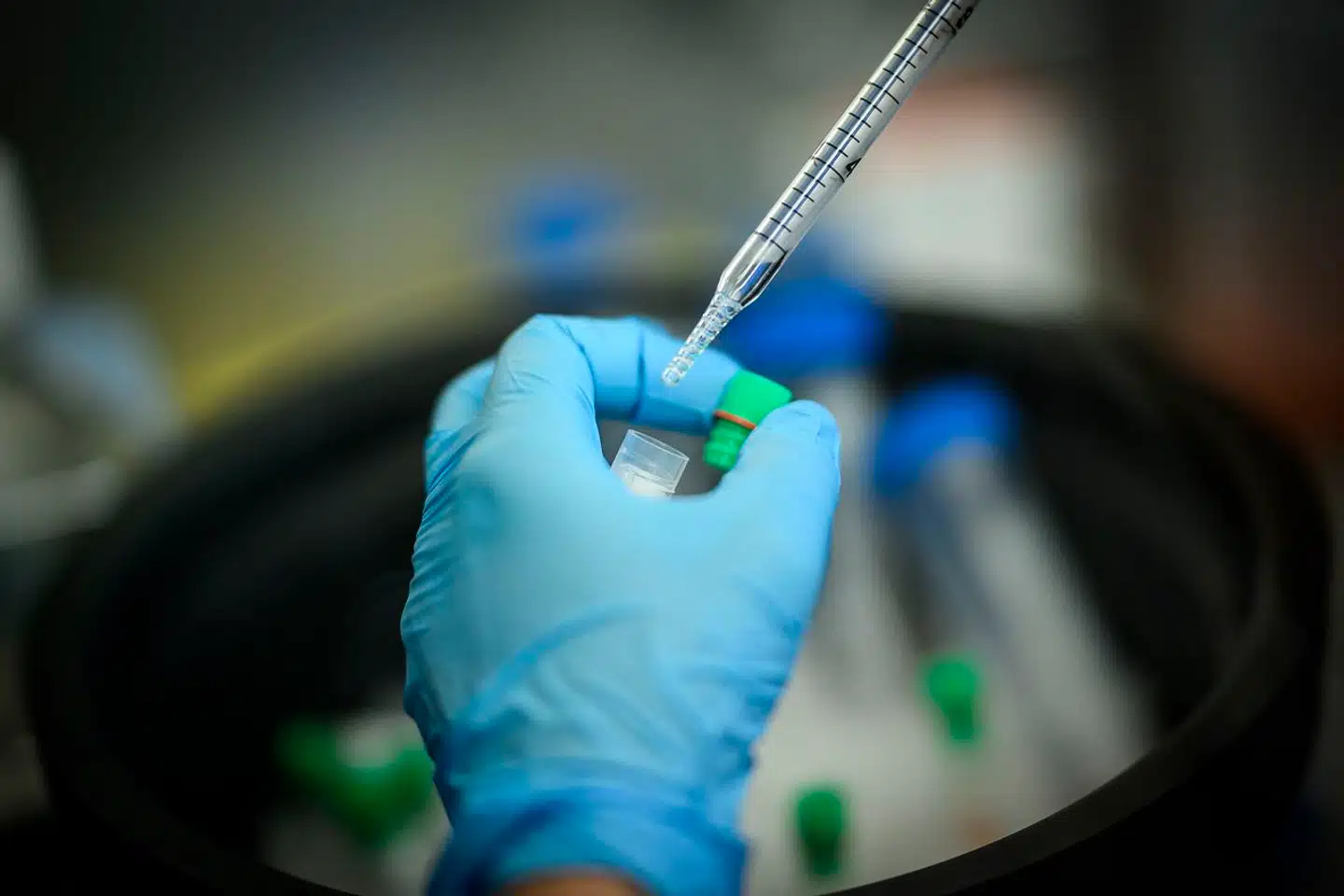 Sundhedspecialist ved den japanske bank Mizuho Jared Holz har en særlig anbefaling til dig, der ligger inde med vaccineaktier i din portefølje.