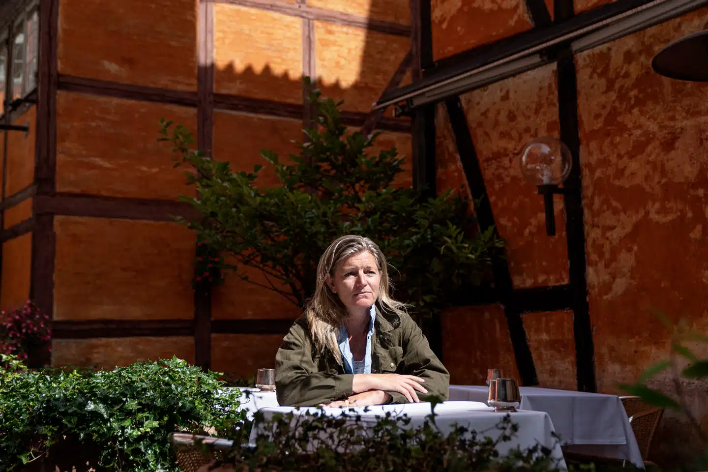 Det kan lyde karikeret – og det er det også – men ikke desto mindre har psykoterapeut Kathrine Juul-Hansen en opsang til både mænd og kvinder, der ønsker et sundt og velfungerende parforhold.