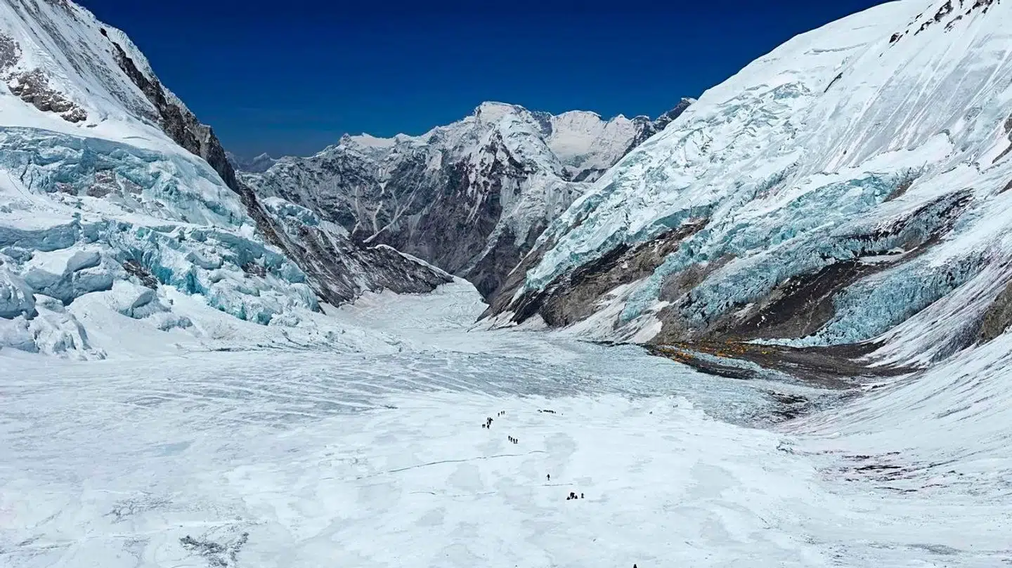 Bjergbestigere på vej mod toppen af Mount Everest ved en tidligere lejlighed.
